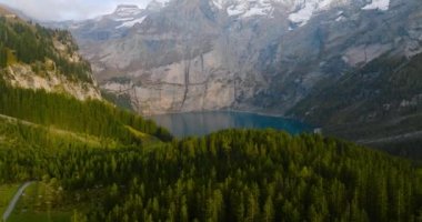Bir sonbahar günü Bluemlisalp dağıyla Oeschinensee Gölü 'nün hava manzarası. İsviçre Alpleri, Kandersteg. İsviçre.