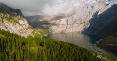 Bir sonbahar günü Bluemlisalp dağıyla Oeschinensee Gölü 'nün hava manzarası. İsviçre Alpleri, Kandersteg. İsviçre.