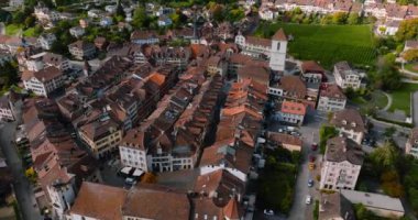 İsviçre 'nin Biel Gölü kıyısındaki La Neuveville kasabasının hava manzarası. Kırmızı çatılı eski binalar