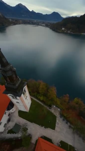垂直录像 在布莱德湖上空快速飞行 并在岛上的中间绕行 圣母玛利亚受洗教堂位于斯洛文尼亚布莱德湖畔 在Fpv无人机上开枪 — 图库视频影像