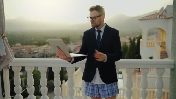Emotional Caucasian Man Glasses Dressed Jacket Underwear Negotiates Using Laptop — Stock Video