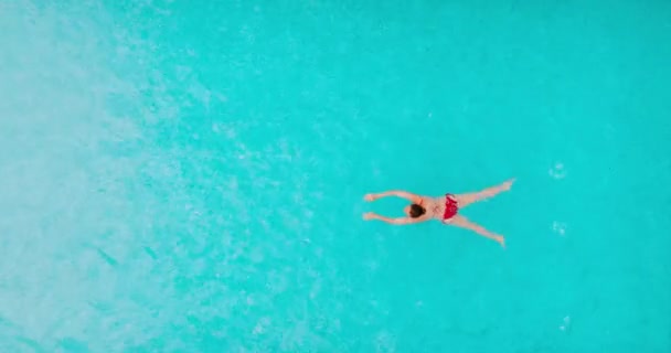 Kırmızı Mayo Giymiş Havuzda Yüzen Bir Kadının Yukarıdan Görünüşü Yavaş — Stok video