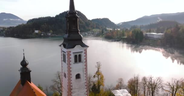 Widok Lotu Ptaka Jezioro Bled Wyspę Środku Słowenia Kościół Pielgrzymkowy — Wideo stockowe