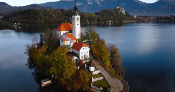 Letecký Pohled Jezero Bled Ostrov Uprostřed Slovinsko Poutní Kostel Nanebevzetí — Stock video