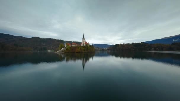 高速湖の上を飛ぶそれの途中で 島の周りのブレッド スロベニアの湖でメアリーの仮定の巡礼教会 Fpvドローンで撃たれた — ストック動画