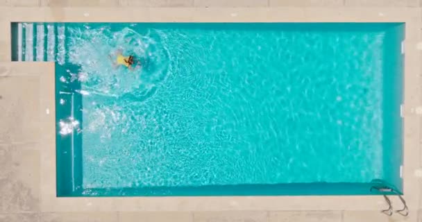 Top Zicht Van Een Vrouw Gele Zwembroek Zwemmen Het Zwembad — Stockvideo