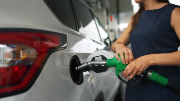 Kadın Benzin Deposuna Yakıt Doldurmak Için Yakıt Tabancası Yerleştiriyor Artan — Stok video