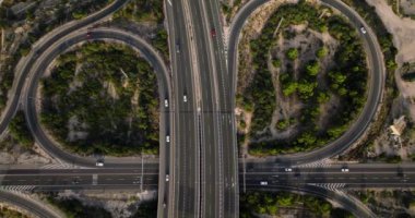 Hareket halindeki arabalarla kavşağın üst tarafı. Yol kavşağı ya da otoyol kavşağı yoğun şehir trafiği yolda hız yapıyor