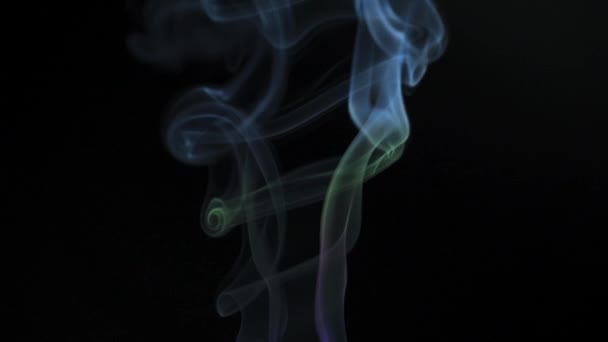 Fumée Colorée Abstraite Élève Dans Beaux Tourbillons Sur Fond Noir — Video