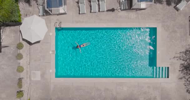 Pohled Shora Dolů Ženu Modrých Plavkách Ležící Zádech Bazénu Zpomalený — Stock video