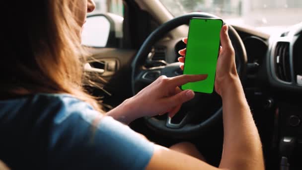 Kobieta Kierowca Pomocą Smartfona Wewnątrz Samochodu Chromakey Smartfon Zielonym Ekranem — Wideo stockowe