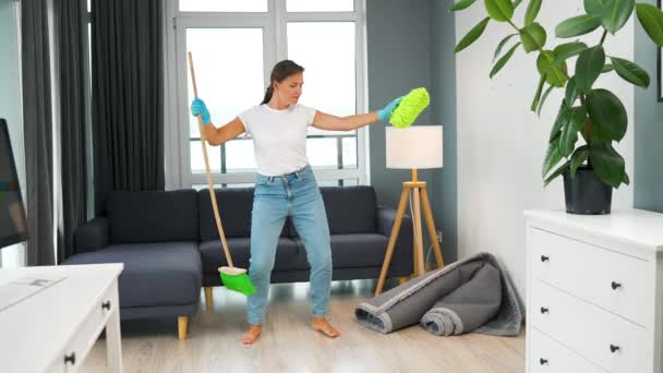 Mujer Caucásica Limpiando Casa Divirtiéndose Bailando Con Una Escoba Paño — Vídeo de stock