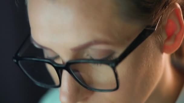 Γυναίκα Γυαλιά Που Κοιτάζει Στην Οθόνη Και Δουλεύει Διαγράμματα Και — Αρχείο Βίντεο
