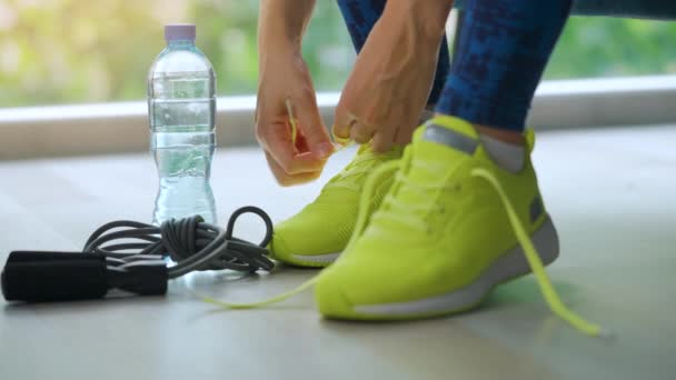 Vrouw Veters Strikken Sneakers Gaan Voor Training Joggen Close — Stockvideo