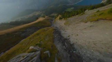 İsviçre Alpleri 'nde bulutlu bir sonbahar gününde FPV dağlık bir alanda manevra yapabilir. Kandersteg, İsviçre.