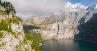 Bir sonbahar günü Bluemlisalp dağıyla Oeschinensee Gölü 'nün hava manzarası. İsviçre Alpleri, Kandersteg. İsviçre.