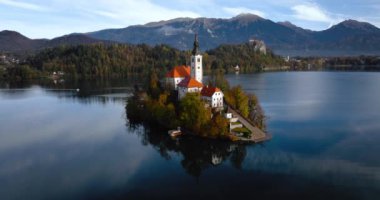 Bled Gölü 'nün ve ortasındaki Slovenya adasının havadan görünüşü. Mary 'nin Göldeki Hacı Kilisesi Bled.