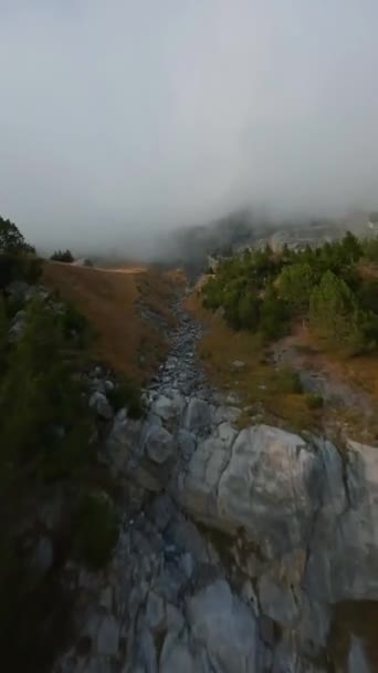 Pionowe Wideo Lot Fpv Nad Pasmem Górskim Poziomie Chmur Alpach — Wideo stockowe