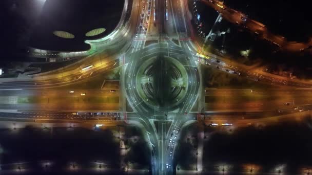 Nadmierny Upływ Czasu Transporcie Samochodowym Rondzie Mglistą Noc Widok Lotu — Wideo stockowe