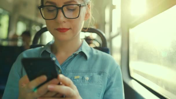 Transporte Público Mujer Gafas Tranvía Usando Teléfono Inteligente Chateando Enviando — Vídeo de stock