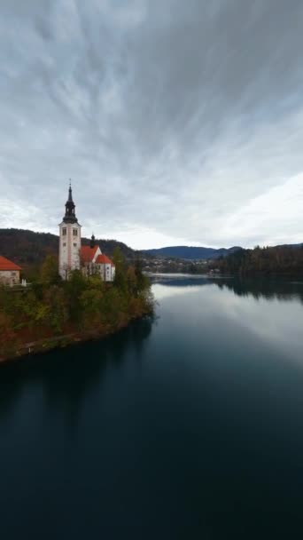 Vidéo Verticale Survoler Rapidement Lac Bled Autour Île Milieu Celui — Video