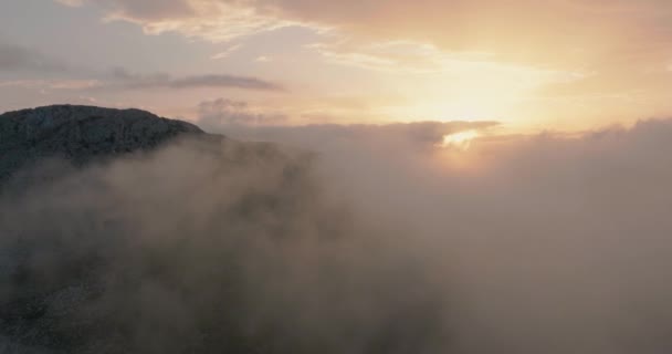 Volare Vicino Alle Montagne Livello Delle Nuvole Tramonto Silhouette Delle — Video Stock