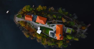 Slovenya 'nın gölü ortasındaki adanın yukarıdan görünüşü. Mary in Lake Bled 'in Hacc Kilisesi. Kamera saat yönünde yükselir ve döner