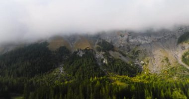 Bir sonbahar günü Oeschinensee Gölü yakınlarında bulutlu güzel dağ manzarası. İsviçre Alpleri, Kandersteg. İsviçre.