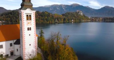 Bled Gölü 'nün ve ortasındaki Slovenya adasının havadan görünüşü. Mary 'nin Göldeki Hacı Kilisesi Bled.