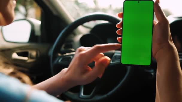 Motorista Feminina Usando Smartphone Dentro Carro Smartphone Chromakey Com Tela — Vídeo de Stock