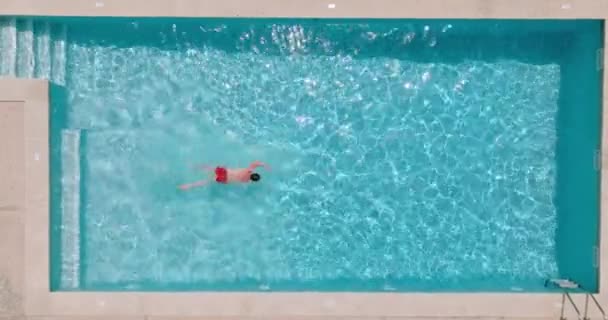 Vista Aerea Uomo Pantaloncini Rossi Che Nuota Piscina Stile Vita — Video Stock