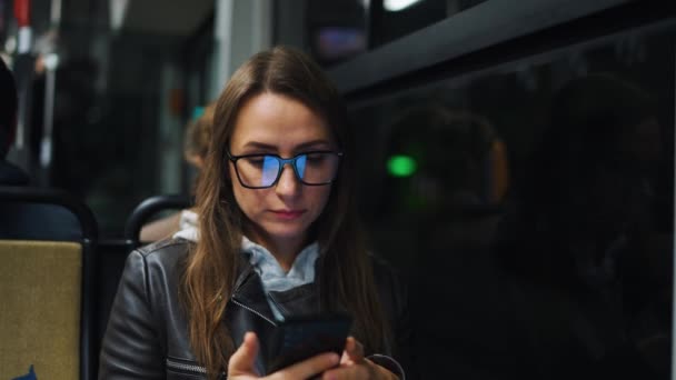 Громадський Транспорт Вночі Жінка Окулярах Трамваї Використовує Спілкування Смартфонами Смс — стокове відео