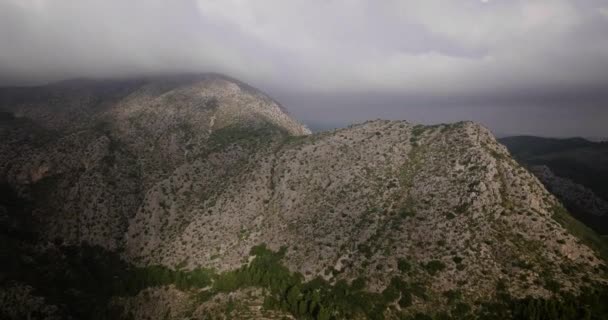 Letecký Pohled Krásnou Skalnatou Horskou Krajinu Létě Zataženo Španělsko — Stock video