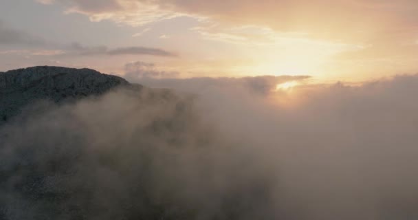 Gün Batımında Dağlara Yakın Bulutların Arasından Uçuyor Spanya — Stok video