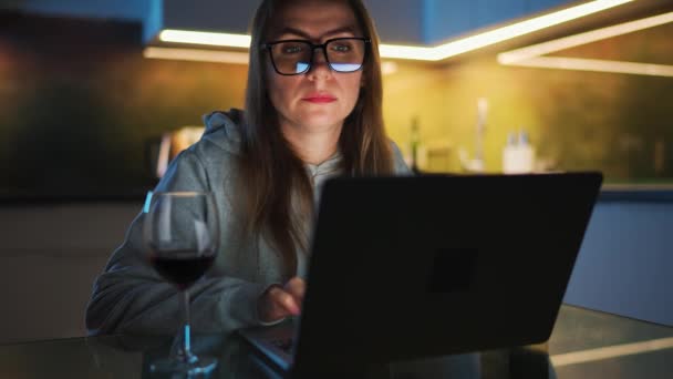 Woman Glasses Sitting Kitchen Working Laptop Night Texting Someone Glass — Video Stock