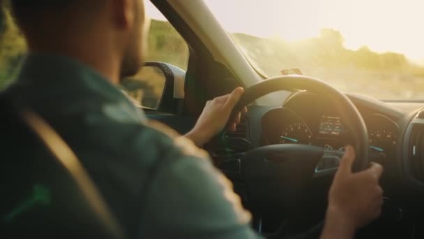 Homem Dirige Carro Longo Estrada Pôr Sol Brilha Pára Brisas — Vídeo de Stock
