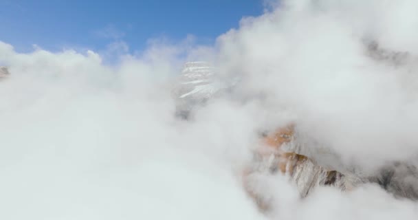 Letecký Pohled Mraky Skalnaté Hory Jsou Viditelné Přes Švýcarské Alpy — Stock video