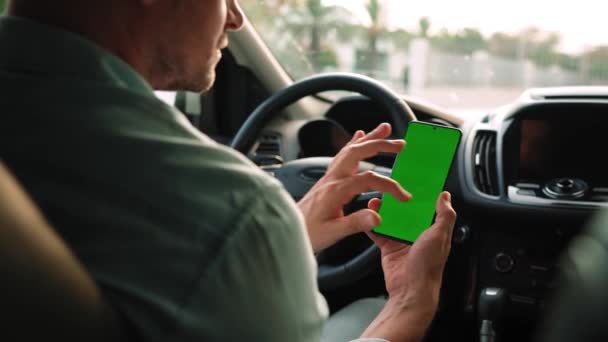 Motorista Masculino Usando Smartphone Dentro Carro Smartphone Chromakey Com Tela — Vídeo de Stock