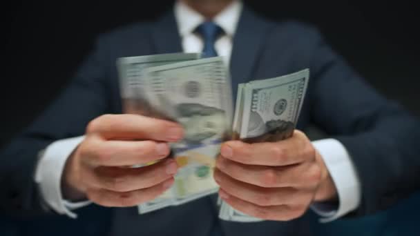 穿着正式的男人计数美元的钞票 特写镜头 财政前景或职业发展的概念 — 图库视频影像