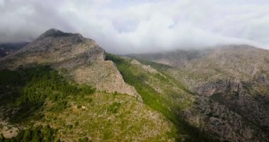 Yazın güzel kayalık dağ manzarası, bulutlu gökyüzü. İspanya