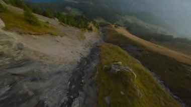 İsviçre Alpleri 'nde bulutlu bir sonbahar gününde FPV dağlık bir alanda manevra yapabilir. Kandersteg, İsviçre.