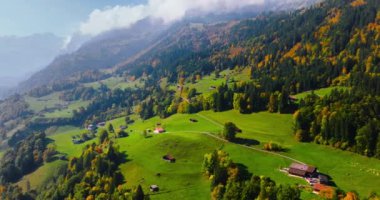 İsviçre 'nin güzel doğası ve köyünün havadan görünüşü, ünlü İsviçre turizm merkezi..