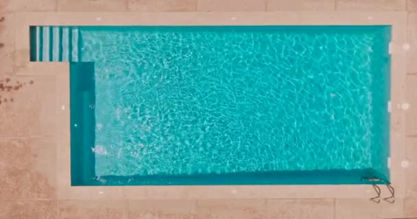 游泳池中清澈的蓝水表面 光线反射 空中录像 — 图库视频影像