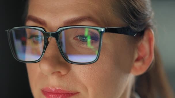 Donna Con Gli Occhiali Che Guarda Sul Monitor Lavora Con — Video Stock