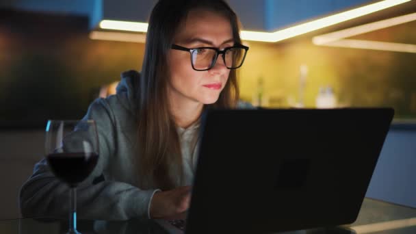 Woman Glasses Sitting Kitchen Working Laptop Night Texting Someone Glass — Wideo stockowe