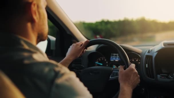 Άνθρωπος Οδηγεί Ένα Αυτοκίνητο Κατά Μήκος Του Δρόμου Ήλιος Που — Αρχείο Βίντεο