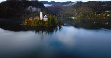 Bled Gölü 'nün ve ortasındaki Slovenya adasının havadan görünüşü. Mary 'nin Göldeki Hacı Kilisesi Bled.