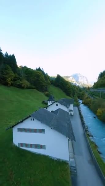 Dikey Video Sviçre Lauterbrunnen Vadisi Nde Kilise Evler Jungfrau Bölgesinde — Stok video