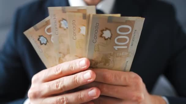Bărbat Îmbrăcat Formal Numărând Bancnotele Dolari Canadieni Aproape Conceptul Investiții — Videoclip de stoc