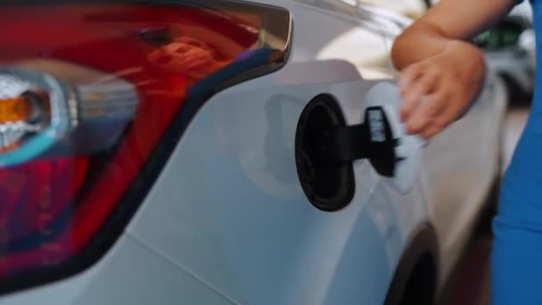 Frau Steckt Benzinkanone Gastank Auto Betanken Steigende Benzinpreise Kraftstoffkrise — Stockvideo